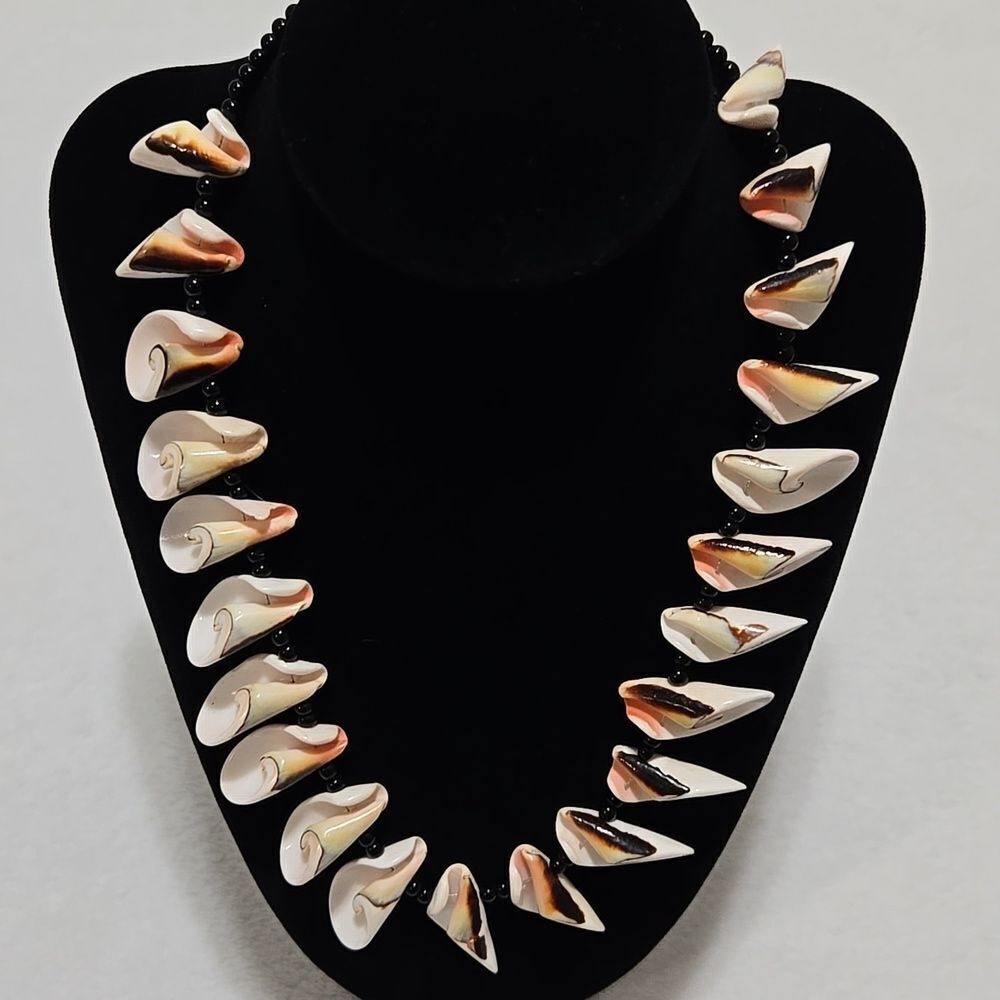 Vintage Luhuanas Conch Shell Necklace